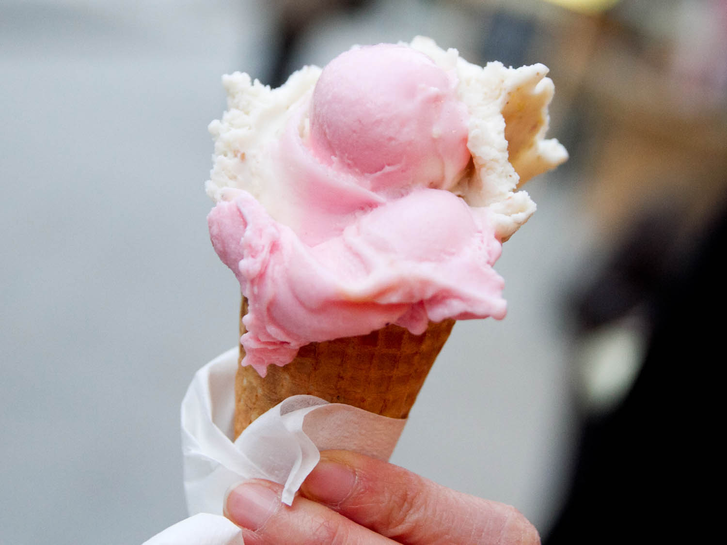 Веселые продавцы мороженого